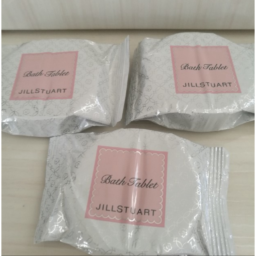 JILL by JILLSTUART(ジルバイジルスチュアート)のジルスチュアート　入浴剤３個 コスメ/美容のボディケア(入浴剤/バスソルト)の商品写真