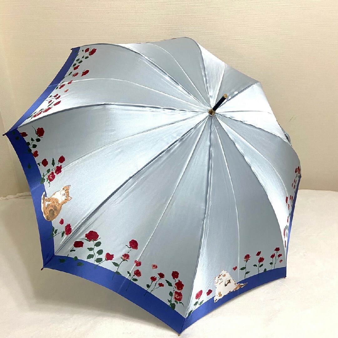 Manhattaner's(マンハッタナーズ)の未使用　美品　マンハッタナーズ　バラと猫　花柄　猫柄　長傘　雨傘　傘　ワンタッチ レディースのファッション小物(傘)の商品写真