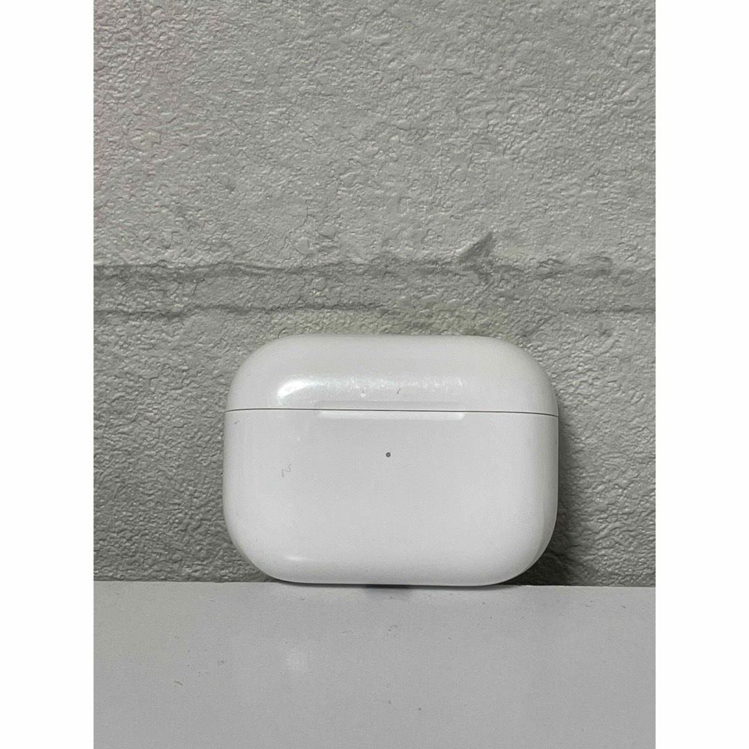 Apple(アップル)のAirPods Pro第一世代　充電ケースのみ スマホ/家電/カメラのオーディオ機器(ヘッドフォン/イヤフォン)の商品写真