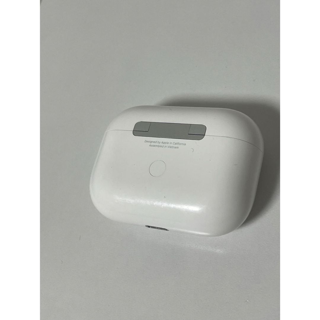 Apple(アップル)のAirPods Pro第一世代　充電ケースのみ スマホ/家電/カメラのオーディオ機器(ヘッドフォン/イヤフォン)の商品写真