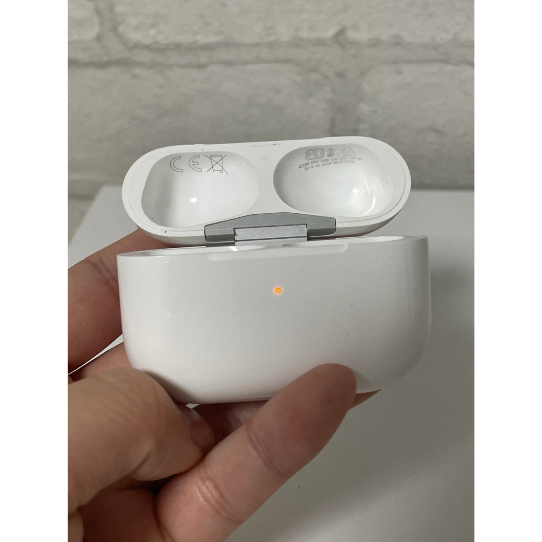 Apple(アップル)のAirPods Pro第一世代　充電ケースのみ スマホ/家電/カメラのオーディオ機器(ヘッドフォン/イヤフォン)の商品写真