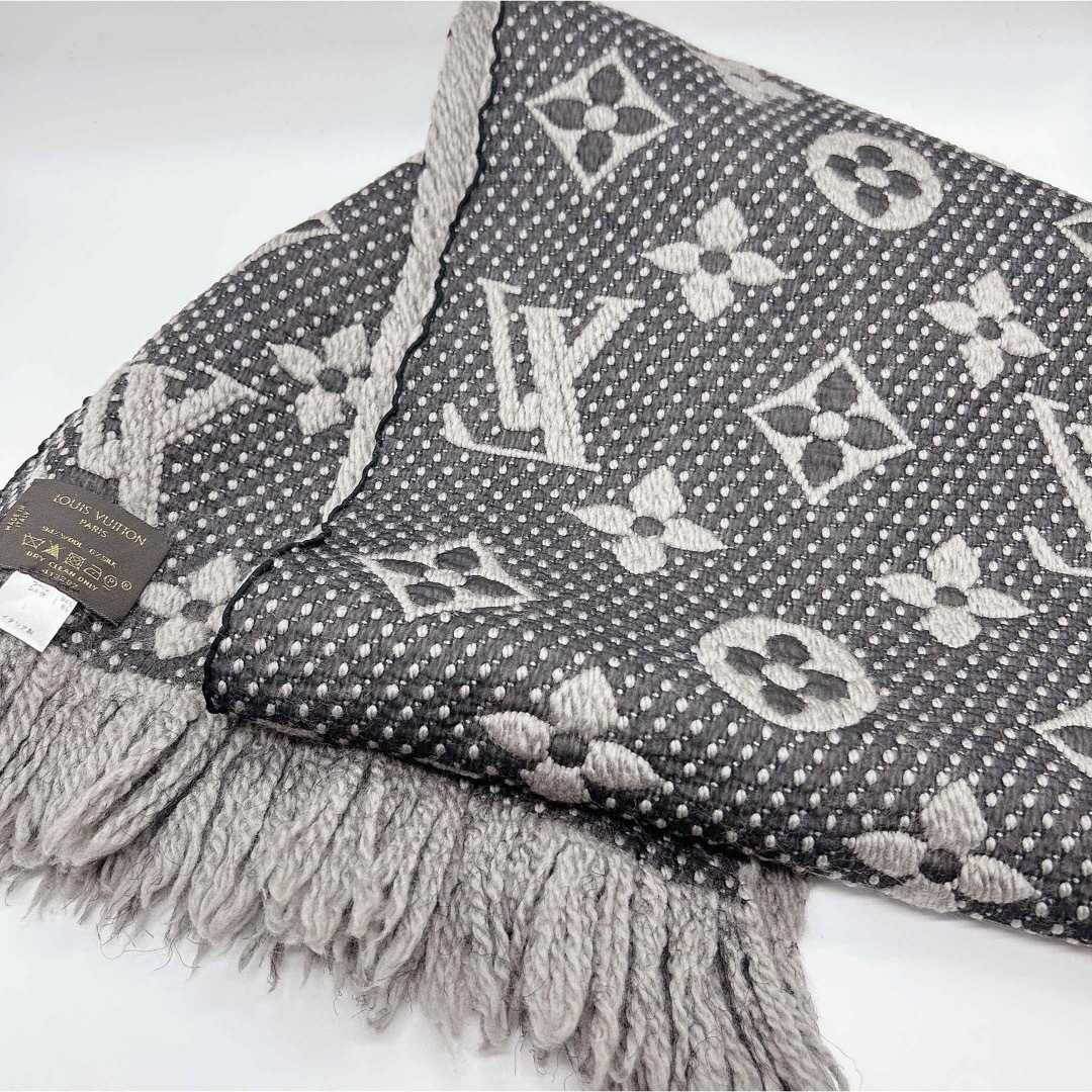 LOUIS VUITTON(ルイヴィトン)の【美品】ルイヴィトン マフラー エシャルプロゴ ストール モノグラム 国内正規品 レディースのファッション小物(マフラー/ショール)の商品写真