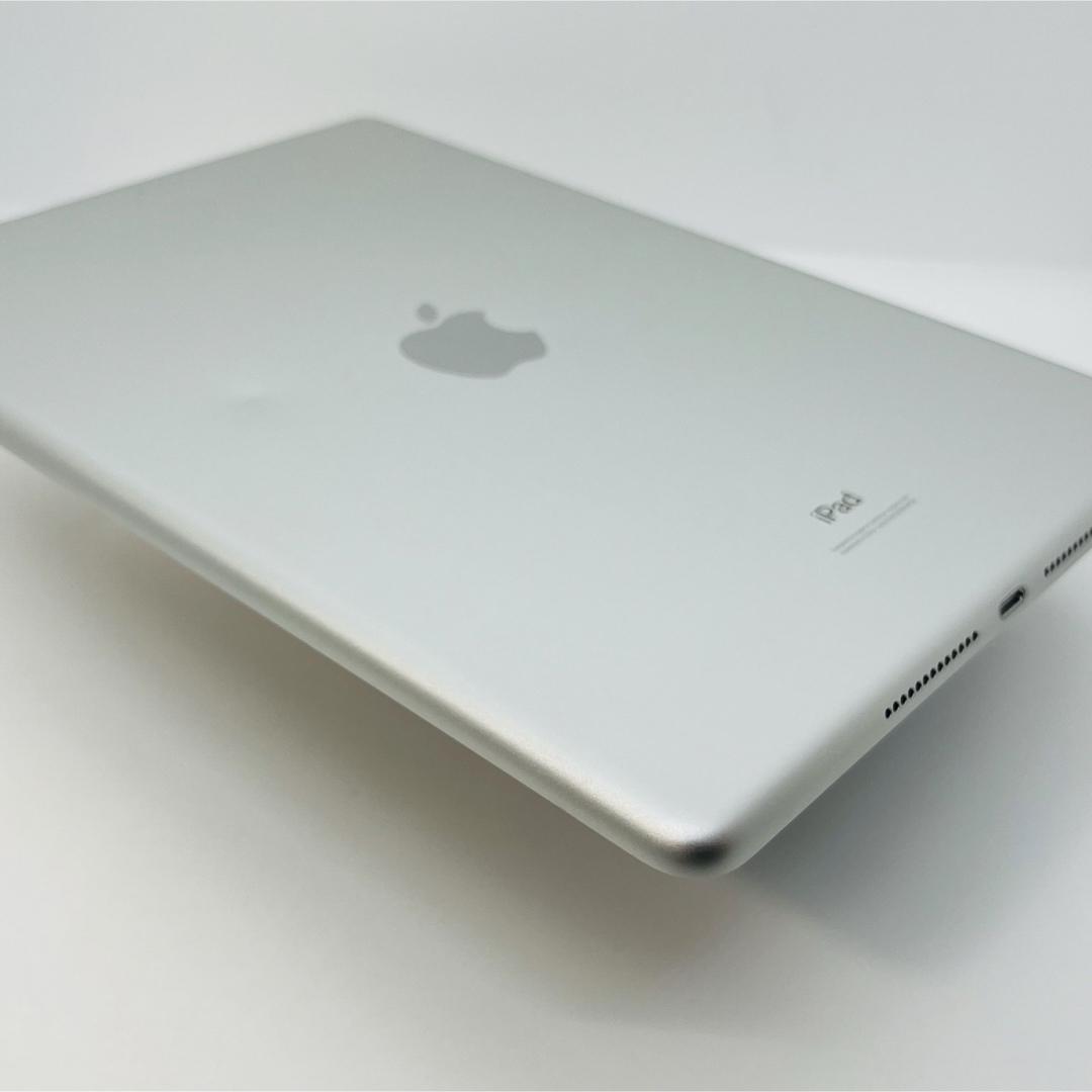 iPad(アイパッド)のA iPad 7 第7世代　32 GB Wi-Fi Silver 本体 スマホ/家電/カメラのPC/タブレット(タブレット)の商品写真