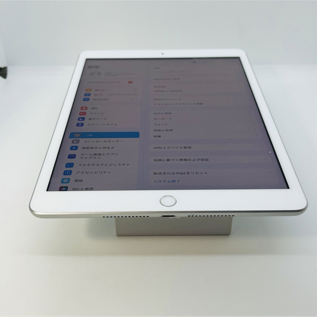 iPad(アイパッド)のA iPad 7 第7世代　32 GB Wi-Fi Silver 本体 スマホ/家電/カメラのPC/タブレット(タブレット)の商品写真