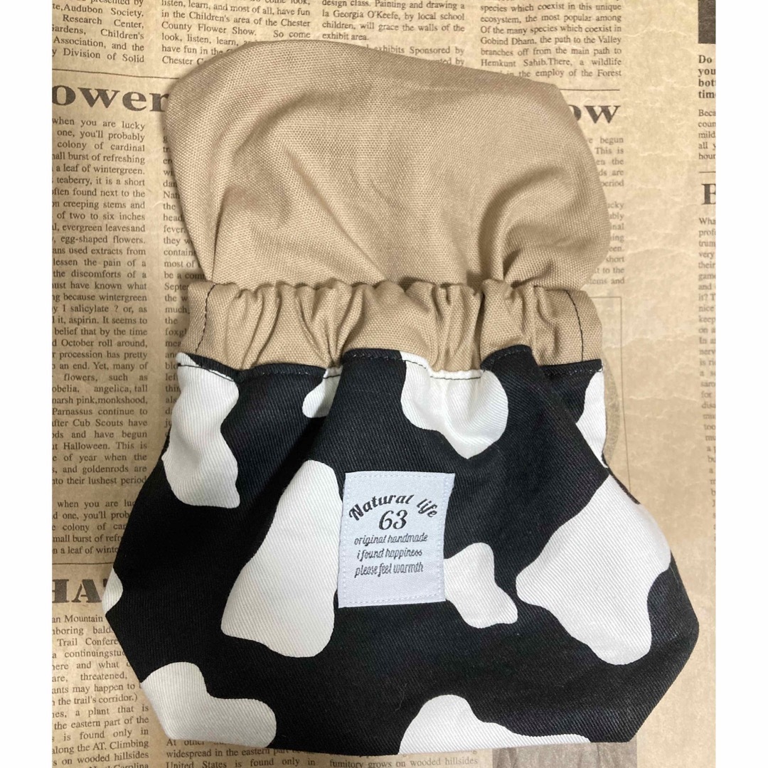 ブラック系牛柄生地☺︎バネ口pakupakuポーチ㊶ ハンドメイドのファッション小物(ポーチ)の商品写真