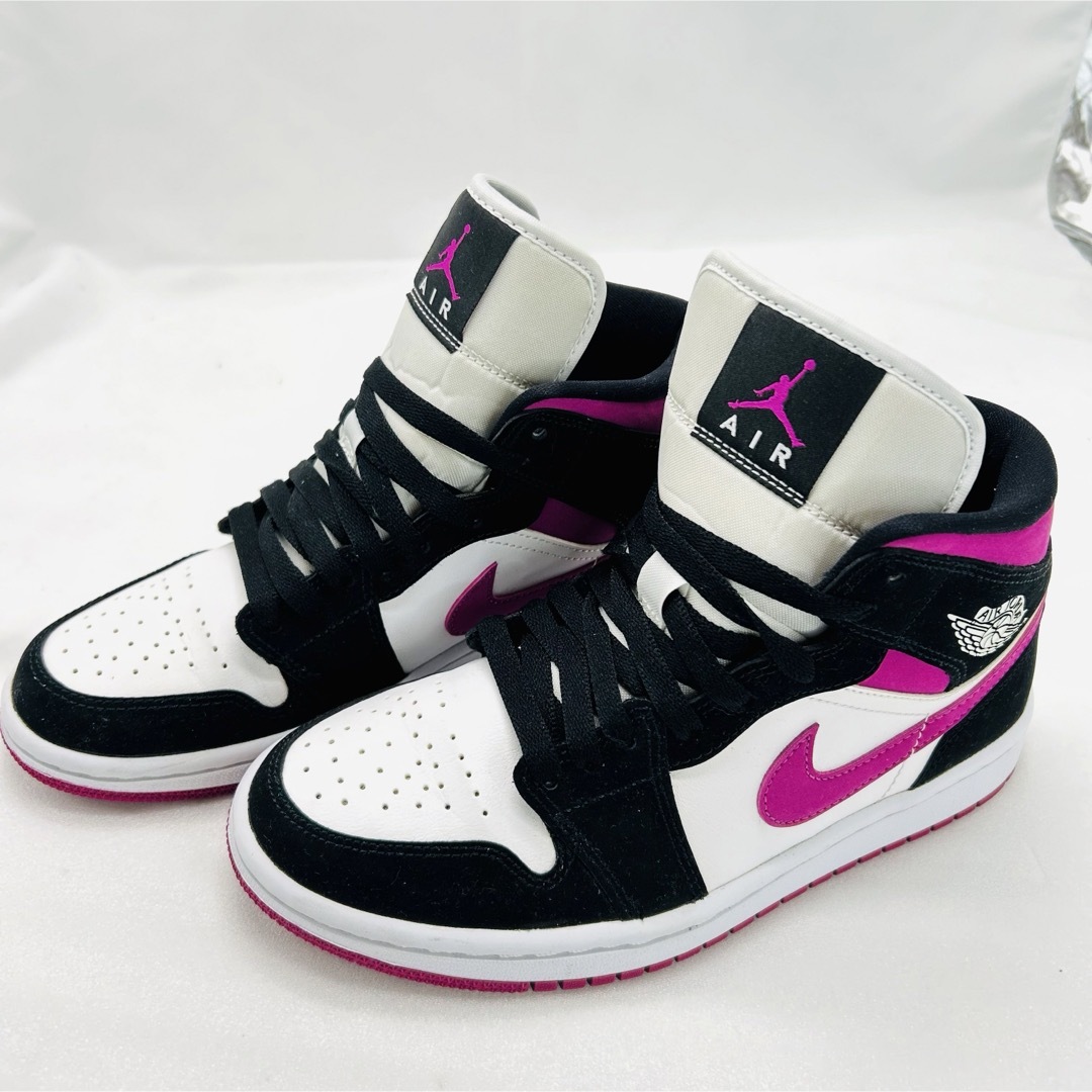 Jordan Brand（NIKE）(ジョーダン)の未使用級　NIKE AIR JORDAN 1 MID エアジョーダン レディースの靴/シューズ(スニーカー)の商品写真