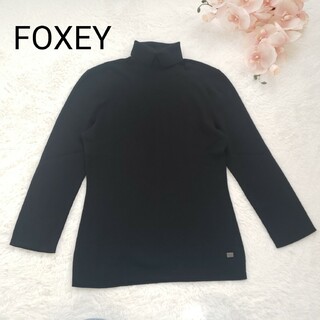 フォクシー(FOXEY)の美品FOXEYロゴプレート付きタートルネックウールニット ブラック 40サイズ(ニット/セーター)