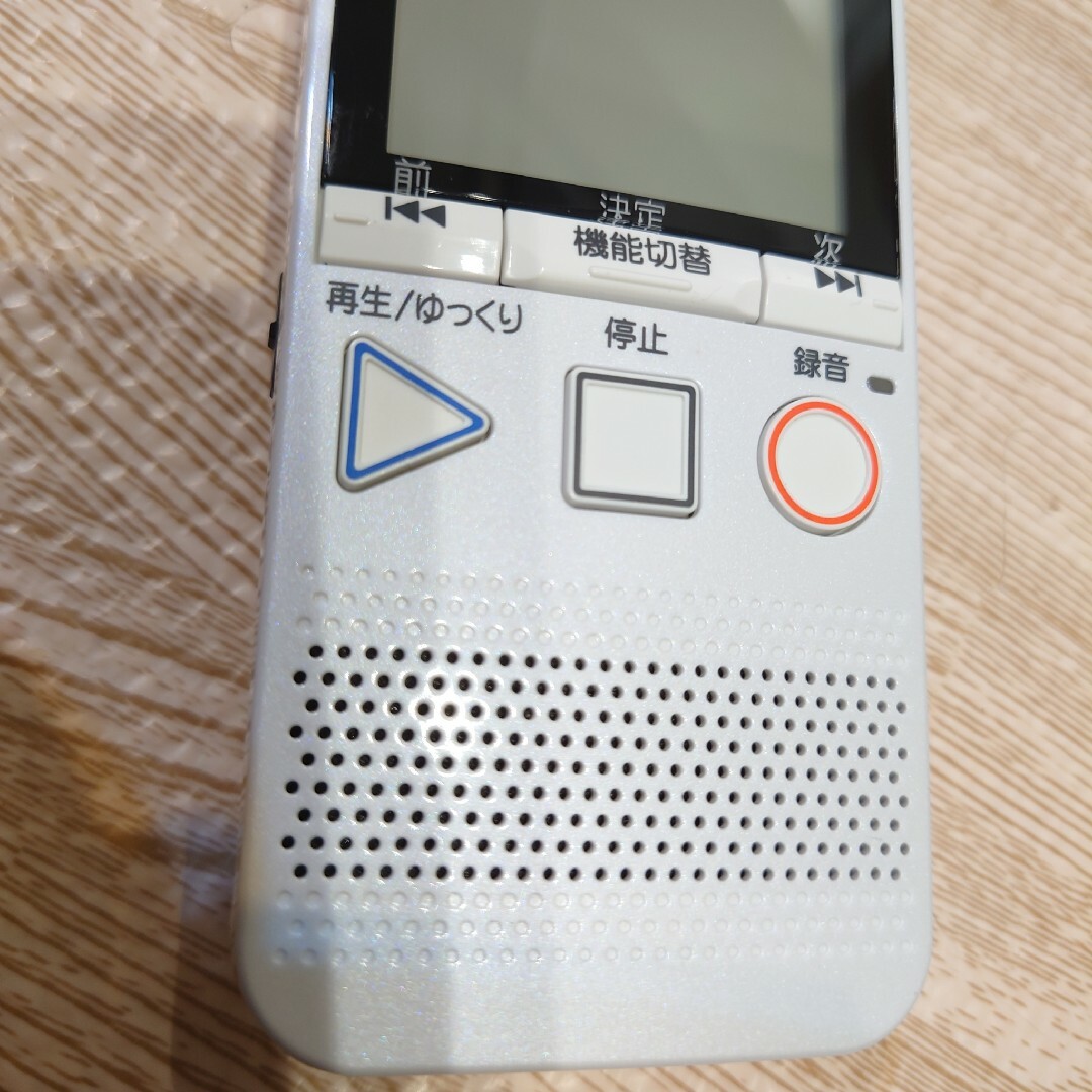 OLYMPUS(オリンパス)のオリンパスICレコーダーDP-401 WHITE スマホ/家電/カメラのオーディオ機器(その他)の商品写真