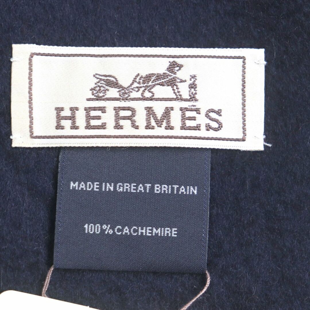 Hermes(エルメス)の未使用品▼HERMES エルメス H393800T ロゴ刺繍入り フリンジ付き カシミヤ100% リバーシブル マフラー ROUGE H/MARINE 英国製 メンズ タグ メンズのファッション小物(マフラー)の商品写真