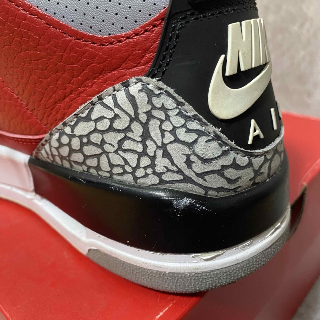 NIKE(ナイキ)のNIKE ナイキ AIR JORDAN 3 RED CEMENT 26cm箱付 メンズの靴/シューズ(スニーカー)の商品写真