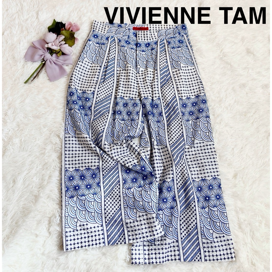 VIVIENNE TAM(ヴィヴィアンタム)の✳︎圧巻の総刺繍✨VIVIENNE TAMヴィヴィアンタム　刺し子　麻刺繍パンツ レディースのパンツ(カジュアルパンツ)の商品写真