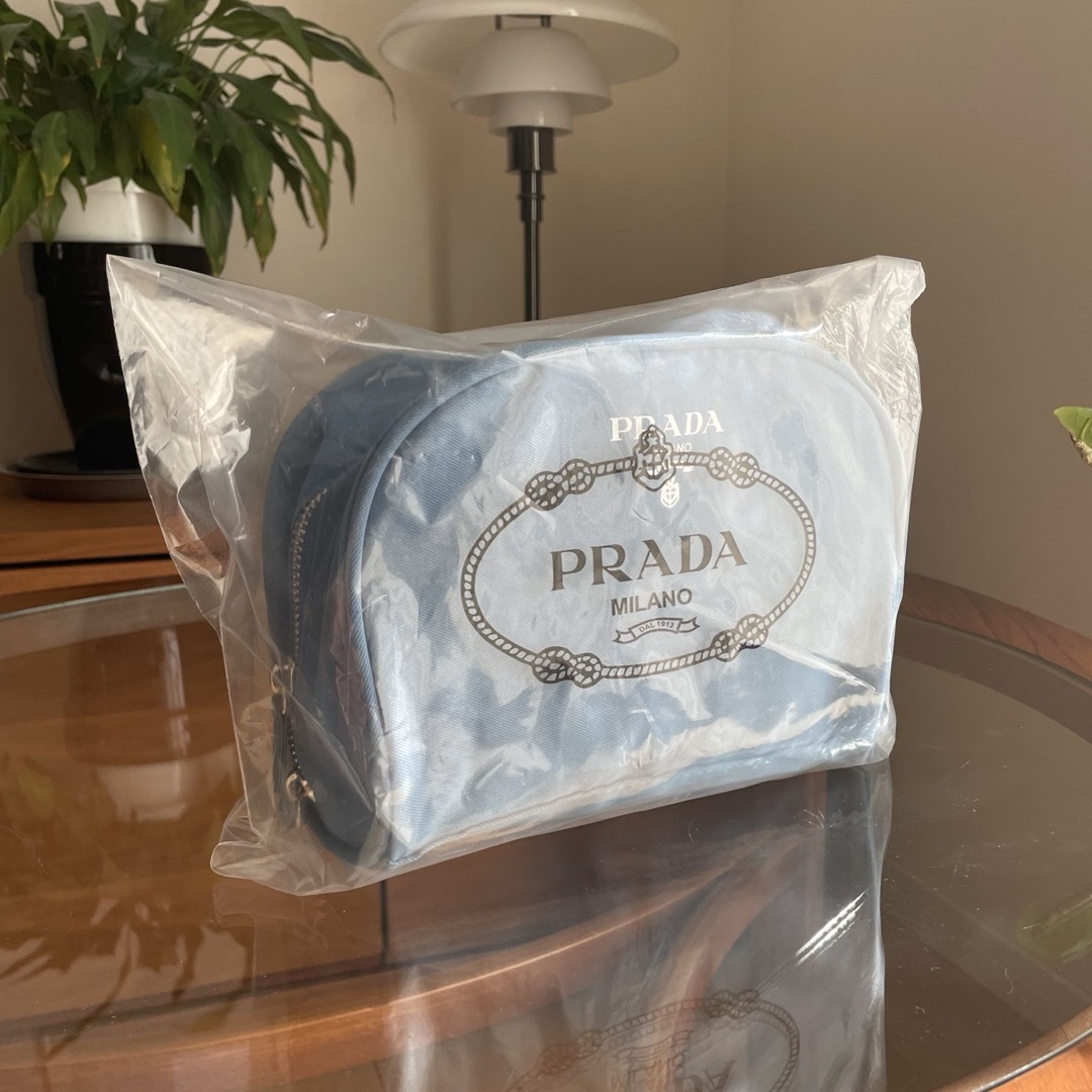 PRADA(プラダ)のPRADA ノベルティ　ポーチ　(ライトブルー) コスメ/美容のコスメ/美容 その他(その他)の商品写真