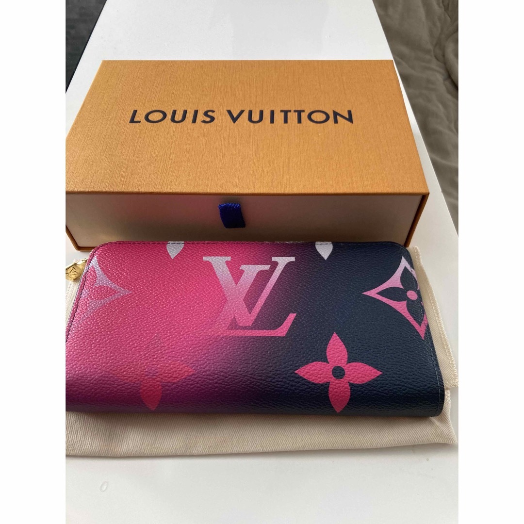 LOUIS VUITTON(ルイヴィトン)のルイヴィトンミッドナイトフューシャ限定販売お値下げ レディースのファッション小物(財布)の商品写真