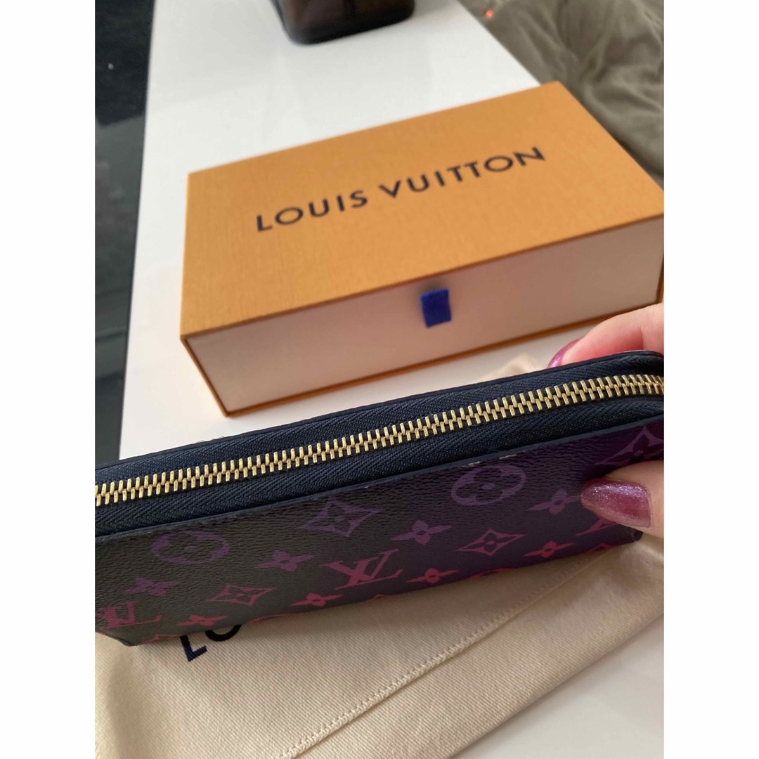 LOUIS VUITTON(ルイヴィトン)のルイヴィトンミッドナイトフューシャ限定販売お値下げ レディースのファッション小物(財布)の商品写真