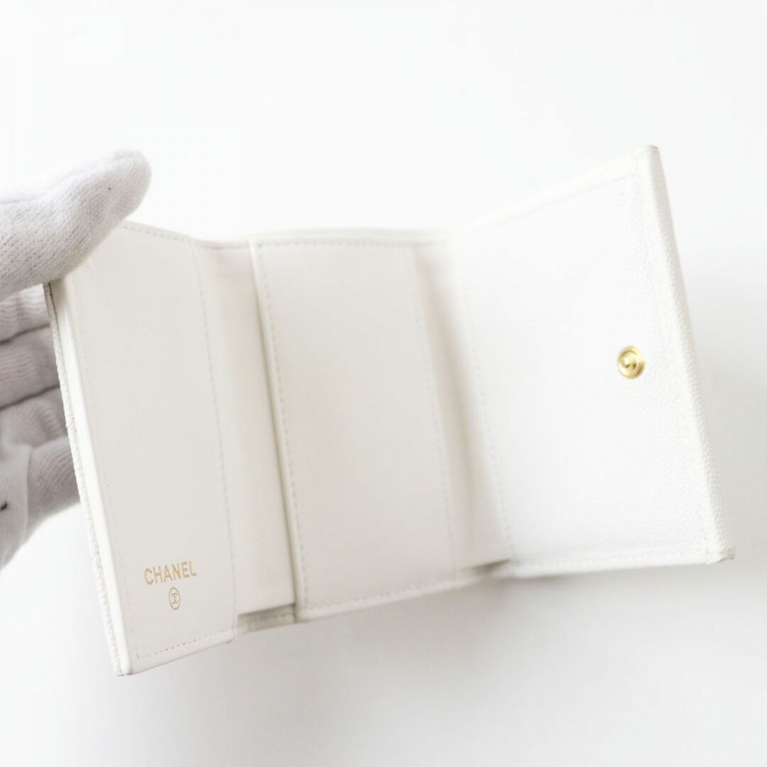 CHANEL(シャネル)の良品◎シャネル AP3081 レディース マトラッセ キャビアスキン スモール フラップウォレット／コンパクト財布 ホワイト 箱・保管袋付き メンズのファッション小物(折り財布)の商品写真