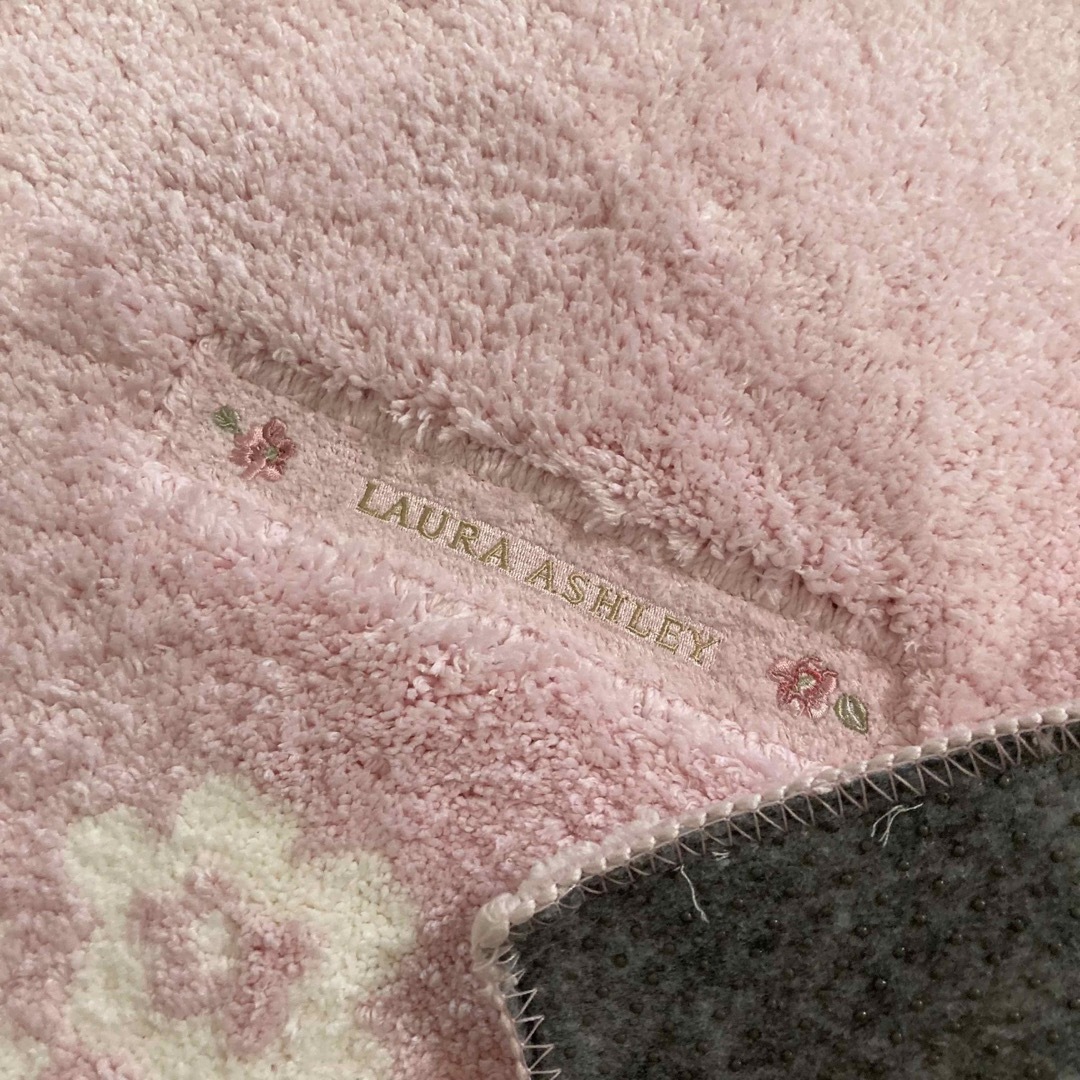 LAURA ASHLEY(ローラアシュレイ)の今だけ価格　ローラアシュレイ  トイレマット　新品未使用　ピンク　ホワイト インテリア/住まい/日用品のラグ/カーペット/マット(トイレマット)の商品写真