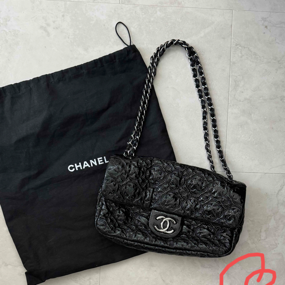 CHANEL(シャネル)のシャネル　マトラッセ　チェーンマトラッセ　カメリア レディースのバッグ(ショルダーバッグ)の商品写真