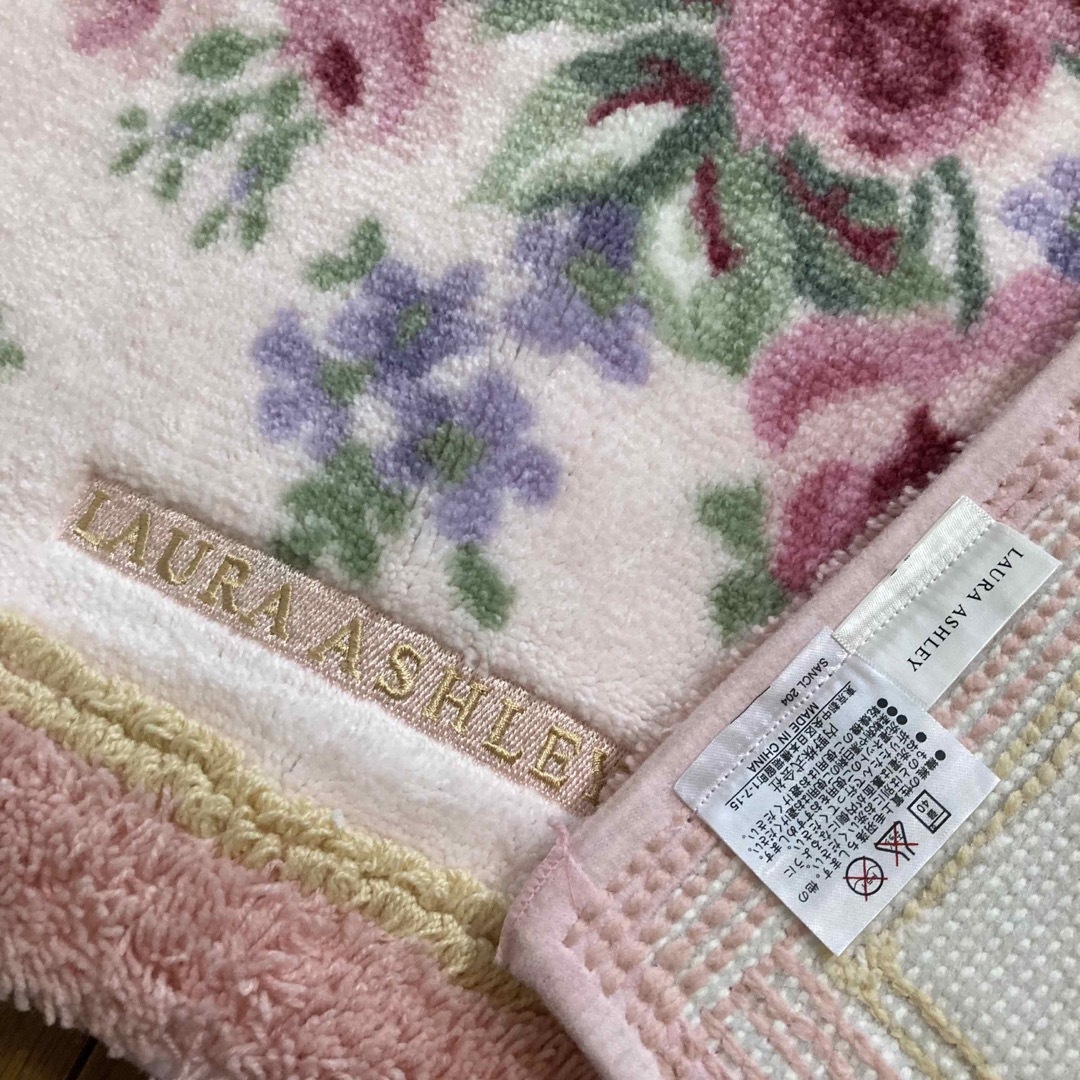 LAURA ASHLEY(ローラアシュレイ)の今だけ価格　ローラアシュレイ  トイレマット　新品未使用　ピンク　薔薇　ローズ インテリア/住まい/日用品のラグ/カーペット/マット(トイレマット)の商品写真