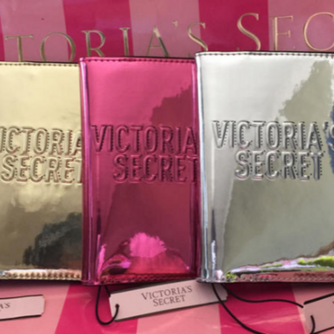 Victoria's Secret(ヴィクトリアズシークレット)のVictoria’s Secret パスポートケース インテリア/住まい/日用品の日用品/生活雑貨/旅行(旅行用品)の商品写真