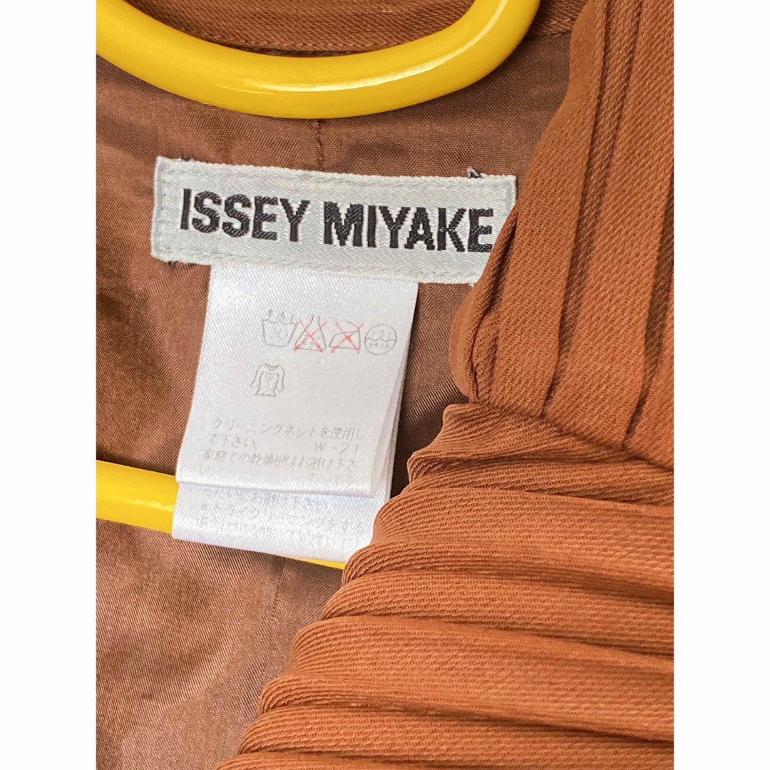 ISSEY MIYAKE(イッセイミヤケ)のイッセイミヤケアシメプリーツセットアップ レディースのフォーマル/ドレス(スーツ)の商品写真