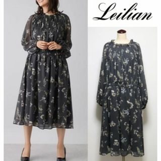 レリアン(leilian)の79,200円新品【レリアン】春夏 フラワー柄ギャザーワンピース 灰 17+(ひざ丈ワンピース)