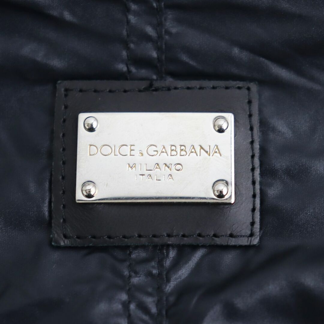 DOLCE&GABBANA(ドルチェアンドガッバーナ)の美品●ドルチェ＆ガッバーナ 黒タグ ロゴプレート付き  襟レザー 三角マチ仕様 ナイロンジャケット/ライダース 44 正規品 ブラック系 伊製 メンズのジャケット/アウター(ブルゾン)の商品写真