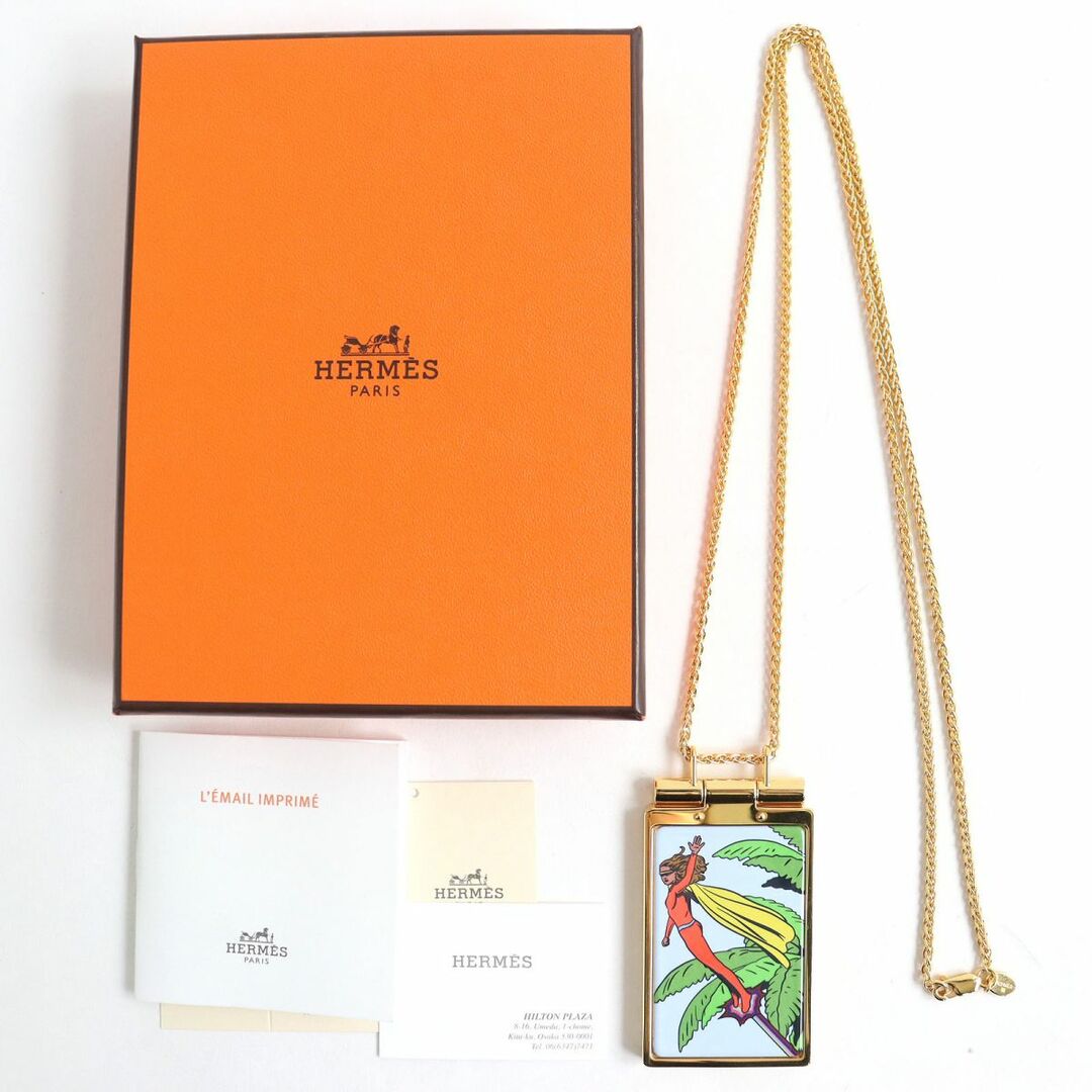 Hermes(エルメス)の未使用品△現行品 HERMES エルメス エルメス・オン・ザ・ビーチ ミラー付 ペンダント/ネックレス ゴールド×マルチカラー フランス製 箱付 レディースのアクセサリー(ネックレス)の商品写真