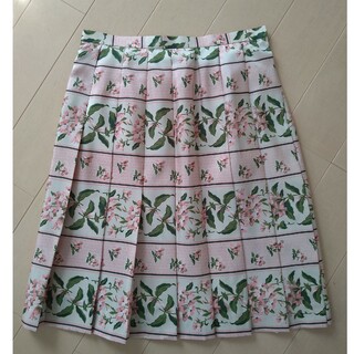 オゾック(OZOC)のOZOC 花柄のサテン風プリーツスカート M ピンク グリーン 桜(ひざ丈スカート)