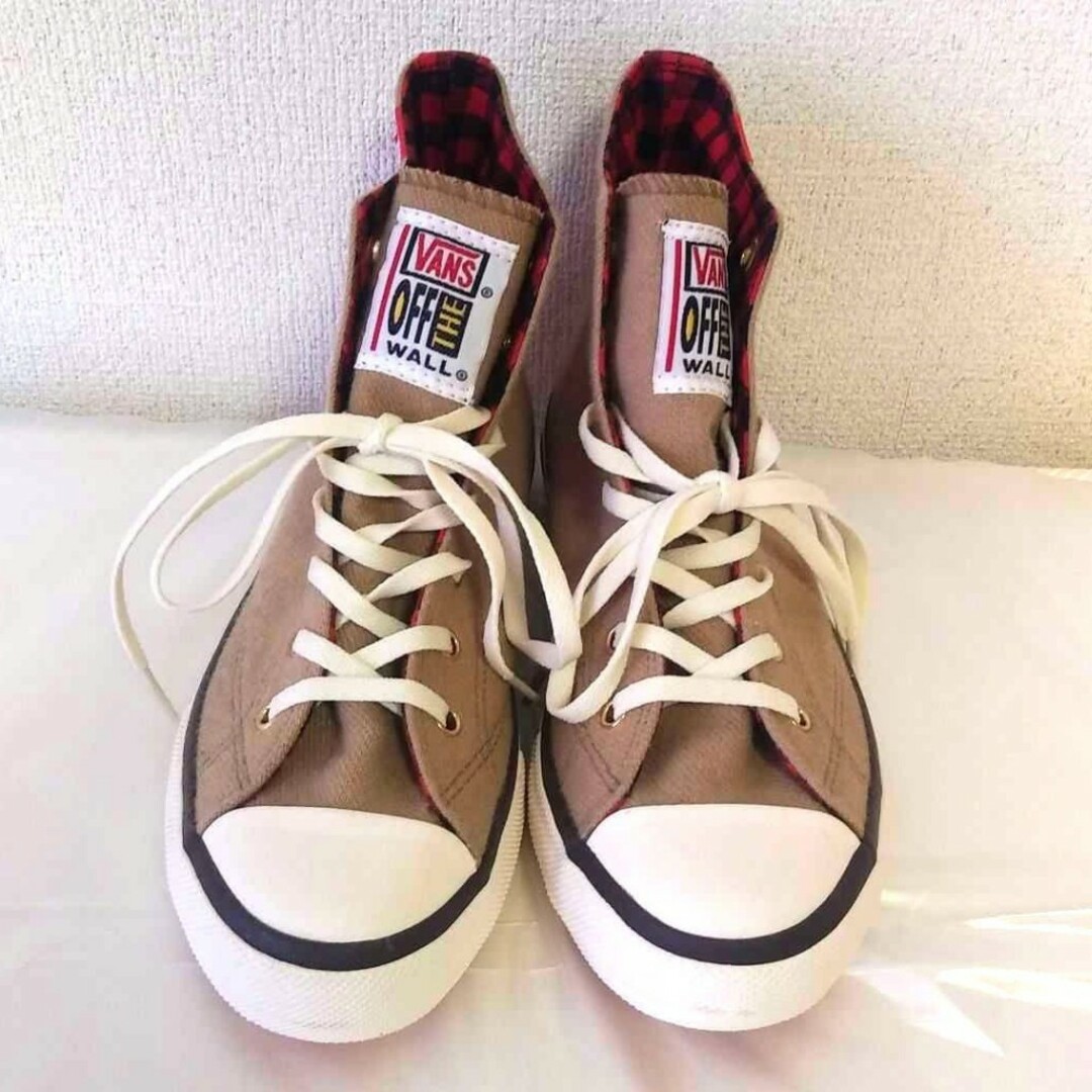 VANS(ヴァンズ)の【匿名配送】VANS バンズ ハイカット 23.5㎝ ベージュ 赤 チェック レディースの靴/シューズ(スニーカー)の商品写真