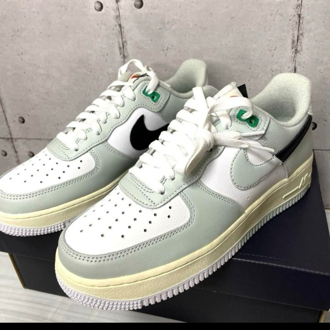 NIKE(ナイキ)の新品　30 NIKE AIR FORCE 1 07 LV8 エアフォース1 メンズの靴/シューズ(スニーカー)の商品写真