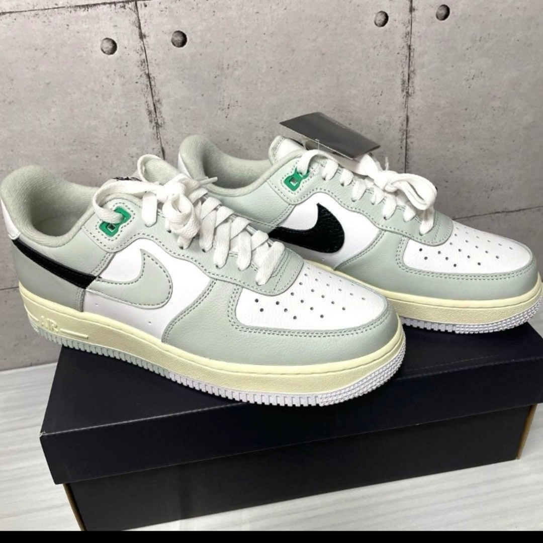 NIKE(ナイキ)の新品　30 NIKE AIR FORCE 1 07 LV8 エアフォース1 メンズの靴/シューズ(スニーカー)の商品写真