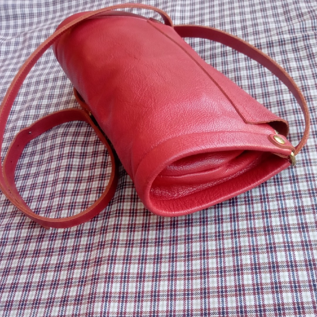 IL BISONTE(イルビゾンテ)の美品✨IL BISONTE ｲﾙﾋﾞｿﾞﾝﾃ  筒型ショルダーバッグ レディースのバッグ(ショルダーバッグ)の商品写真