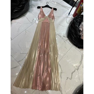 ビーシービージーマックスアズリア(BCBGMAXAZRIA)の❤️BCBGMAXAZRIA 新作新品　ピンクゴールド　ロングワンピース、ドレス(ロングドレス)