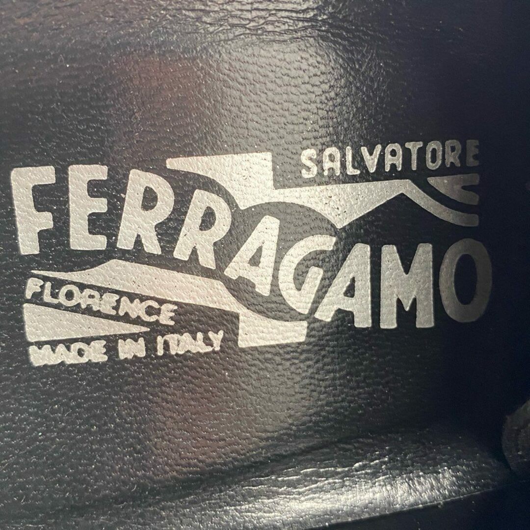 Salvatore Ferragamo(サルヴァトーレフェラガモ)の1b26 Salvatore Ferragamo サルヴァトーレフェラガモ イタリア製 ドレスシューズ 革靴 ビジネス フォーマル 8 ブラック レザー MADE IN ITALY メンズの靴/シューズ(スリッポン/モカシン)の商品写真