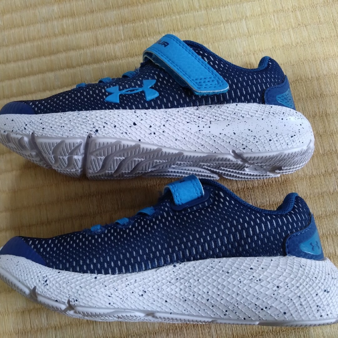 UNDER ARMOUR(アンダーアーマー)のアンダーアーマーキッズスニーカー キッズ/ベビー/マタニティのキッズ靴/シューズ(15cm~)(スニーカー)の商品写真