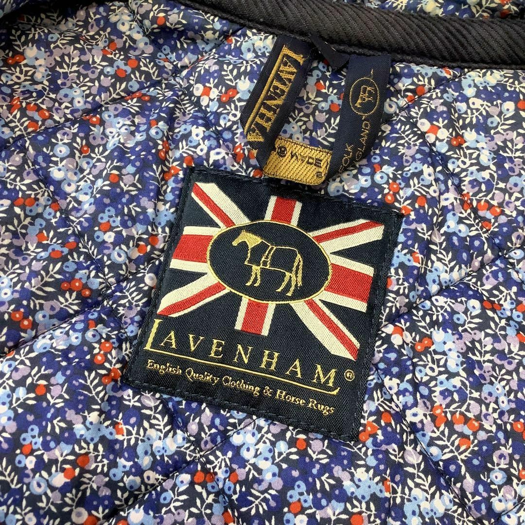 LAVENHAM(ラベンハム)のLAVENHAM キルティング フーディー コート 小花柄 ネイビー レディースのジャケット/アウター(ロングコート)の商品写真