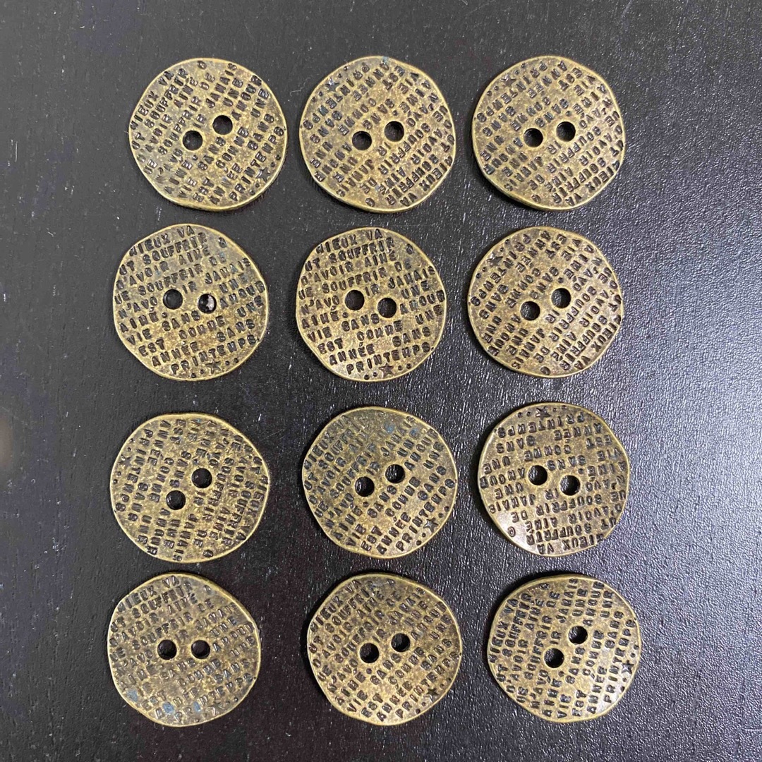 英字刻印ボタン　金属ボタン アンティークゴールド 燻金 22mm x 12個 ハンドメイドのハンドメイド その他(その他)の商品写真