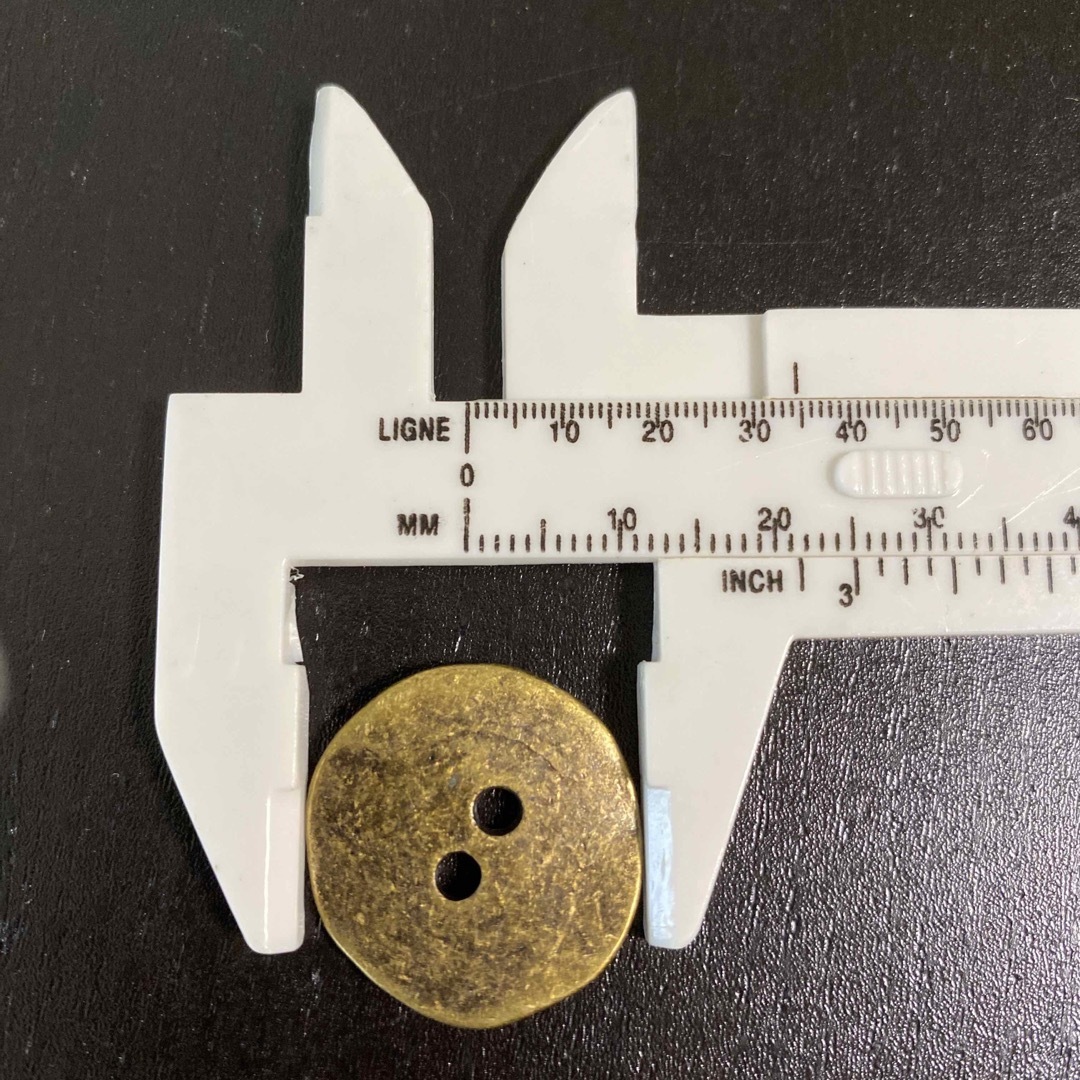 英字刻印ボタン　金属ボタン アンティークゴールド 燻金 22mm x 12個 ハンドメイドのハンドメイド その他(その他)の商品写真