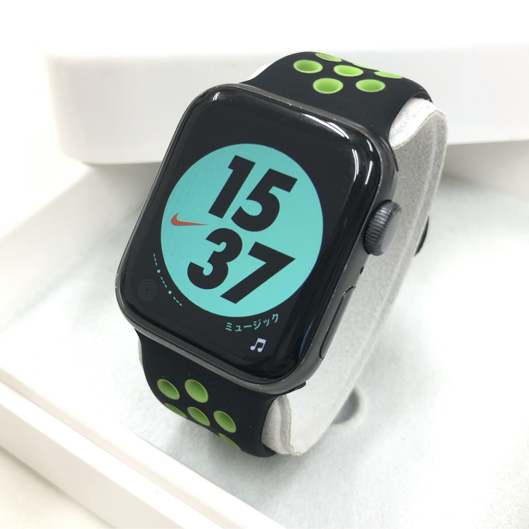 Apple Watch(アップルウォッチ)のapple watch ナイキ 本体 se アップルウォッチ 黒 40mm スマホ/家電/カメラのスマートフォン/携帯電話(その他)の商品写真