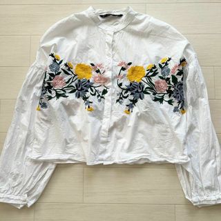 ザラ(ZARA)のZARA 刺繍 エンブロイダリーブラウス ノーカラー L ホワイト 花柄(シャツ/ブラウス(長袖/七分))