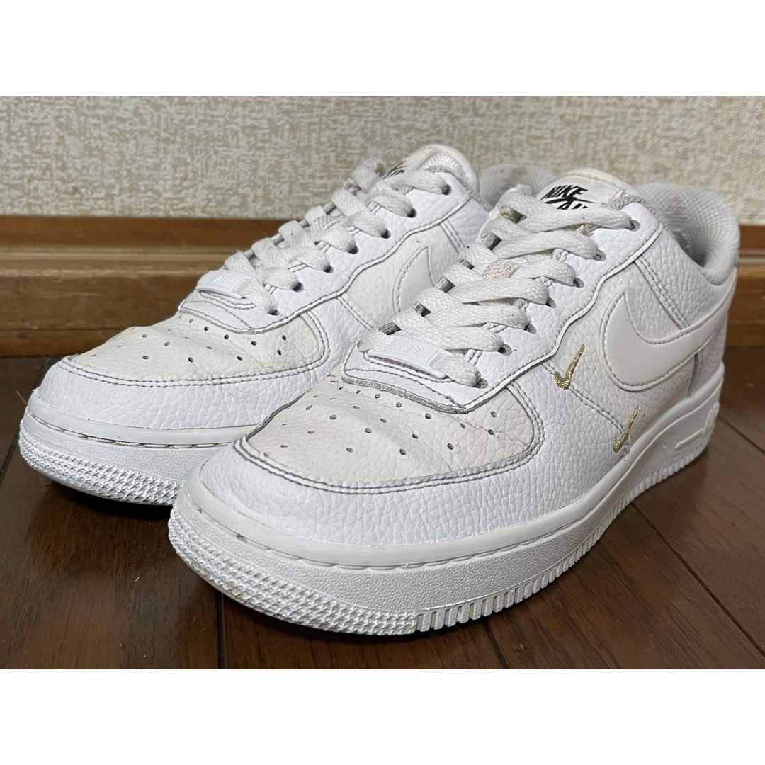 NIKE(ナイキ)のNIKE WMNS AIR FORCE 1 ESS 24.0cm レディースの靴/シューズ(スニーカー)の商品写真