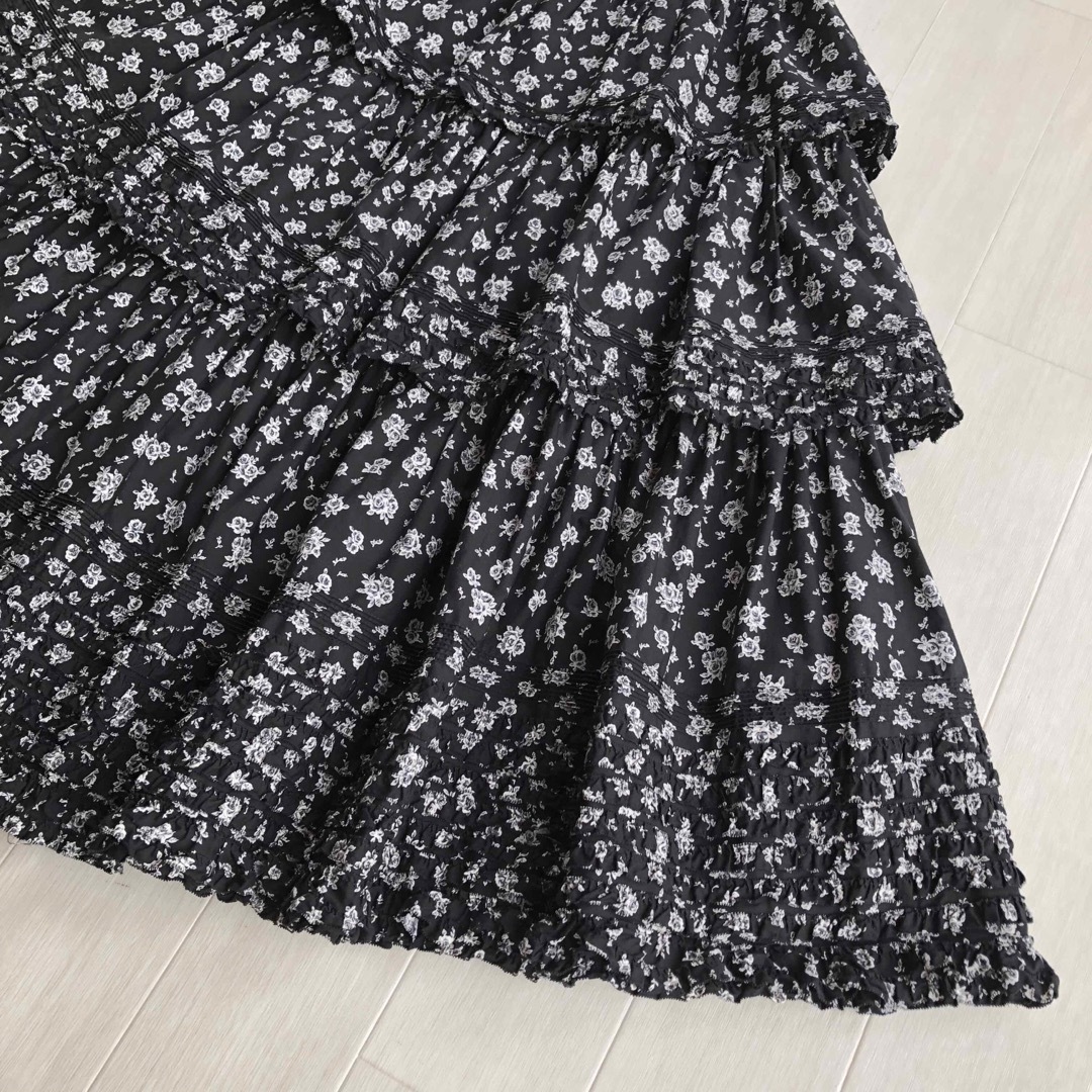 KANEKO ISAO(カネコイサオ)のワンダフルワールド モノクロ 花柄 ピコフリル 段々被せ スカート レディースのスカート(ロングスカート)の商品写真