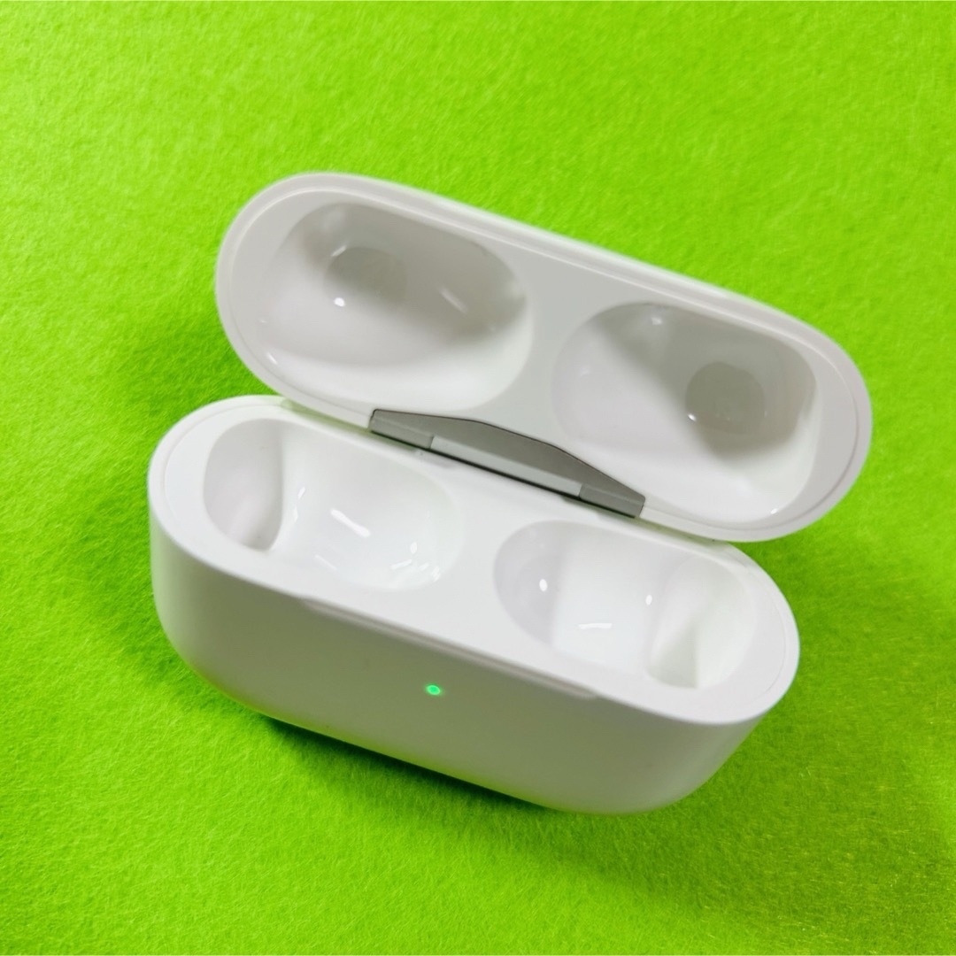 Apple(アップル)のAirPods Pro　本体　充電ケース　第一世代　エアーポッツプロ　A2190 スマホ/家電/カメラのオーディオ機器(ヘッドフォン/イヤフォン)の商品写真