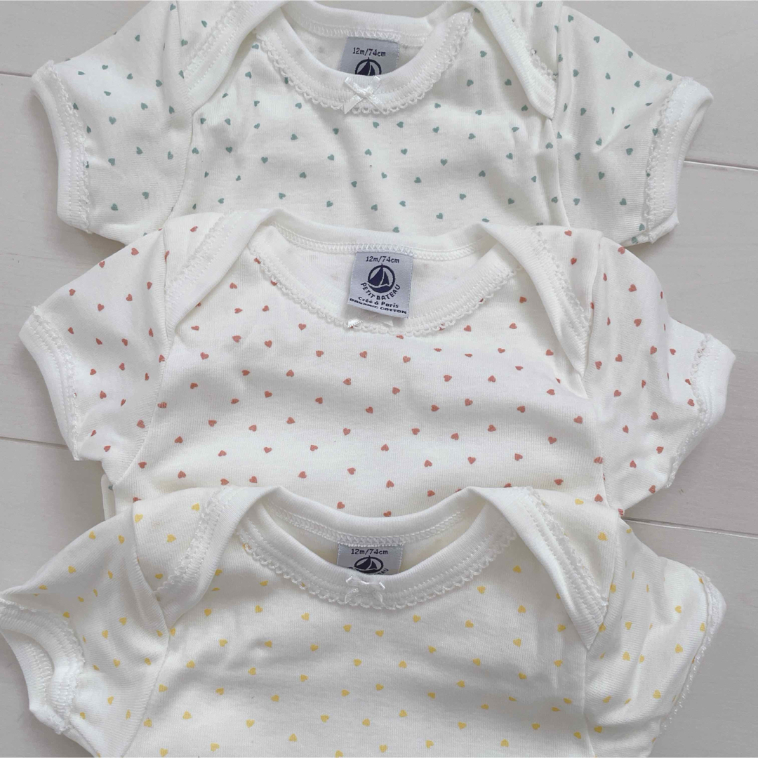 PETIT BATEAU(プチバトー)のプチバトー　半袖ボディ3枚組　12m キッズ/ベビー/マタニティのベビー服(~85cm)(ロンパース)の商品写真