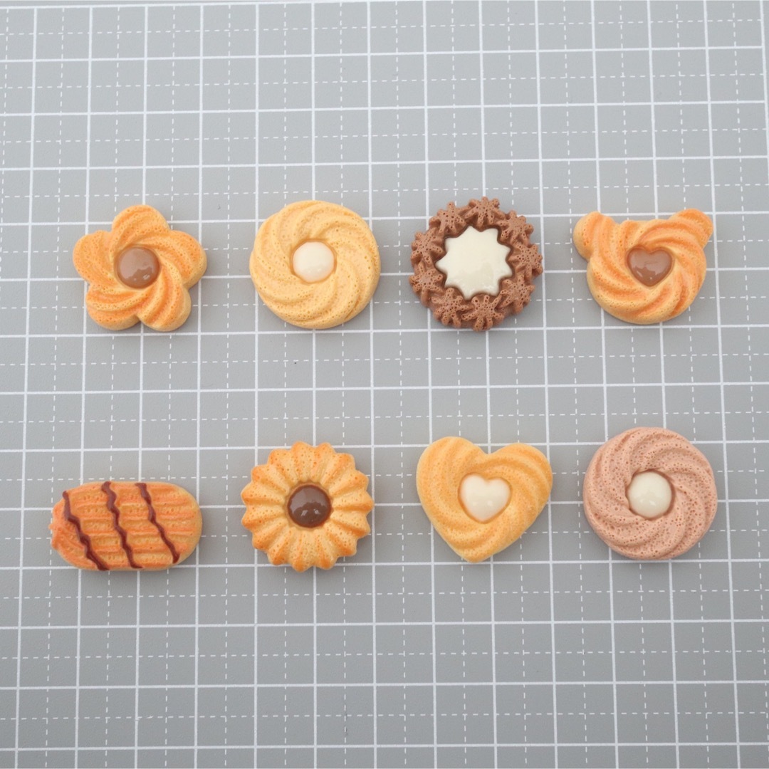 【2個】リアルすぎるクッキー デコパーツ【8種】 ハンドメイドの素材/材料(各種パーツ)の商品写真