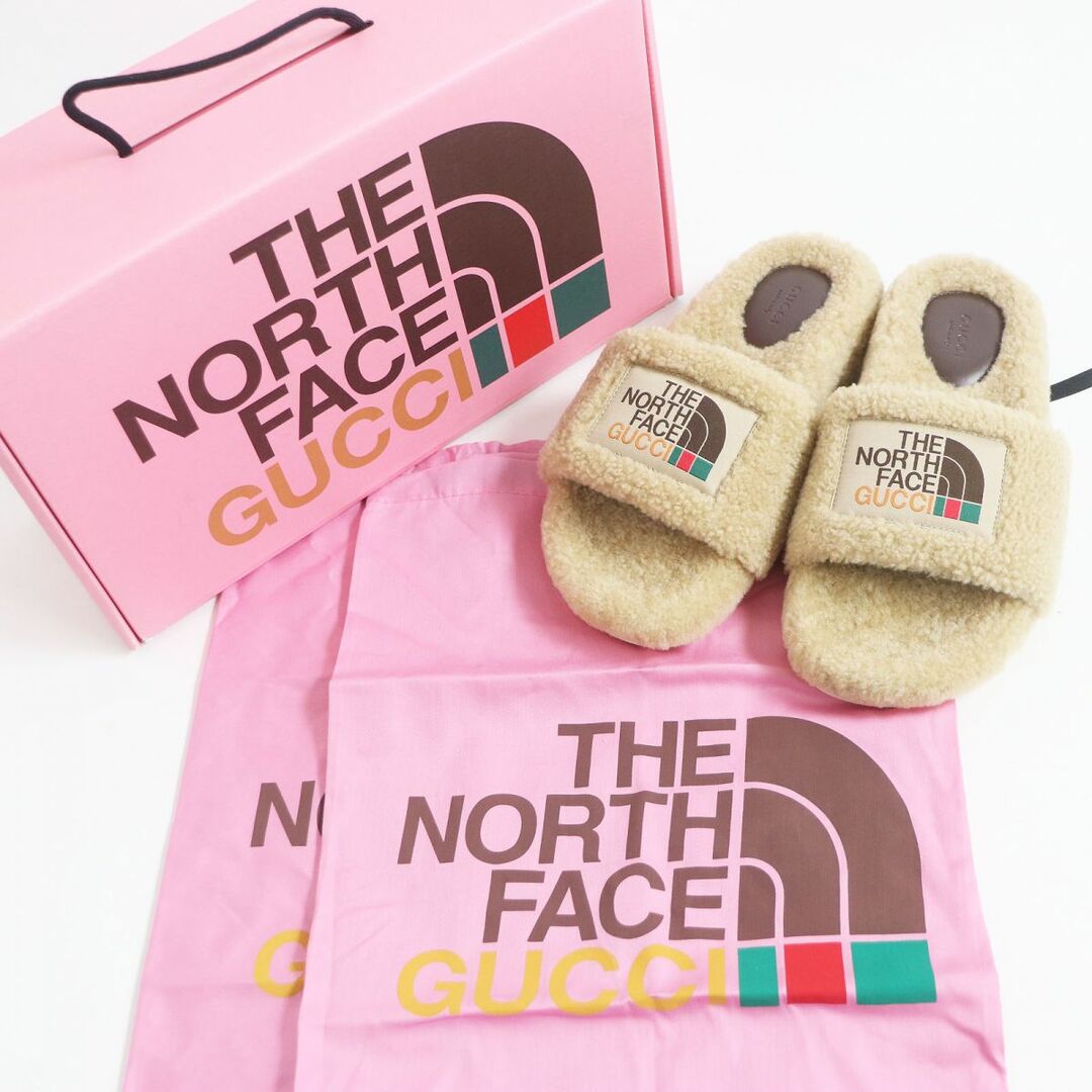 Gucci(グッチ)の未使用品□GUCCI×THE NORTH FACE グッチ ザ ノースフェイス 679948 ロゴパッチ ムートン ボアサンダル/スライドサンダル ベージュ 39 伊製 レディースの靴/シューズ(サンダル)の商品写真