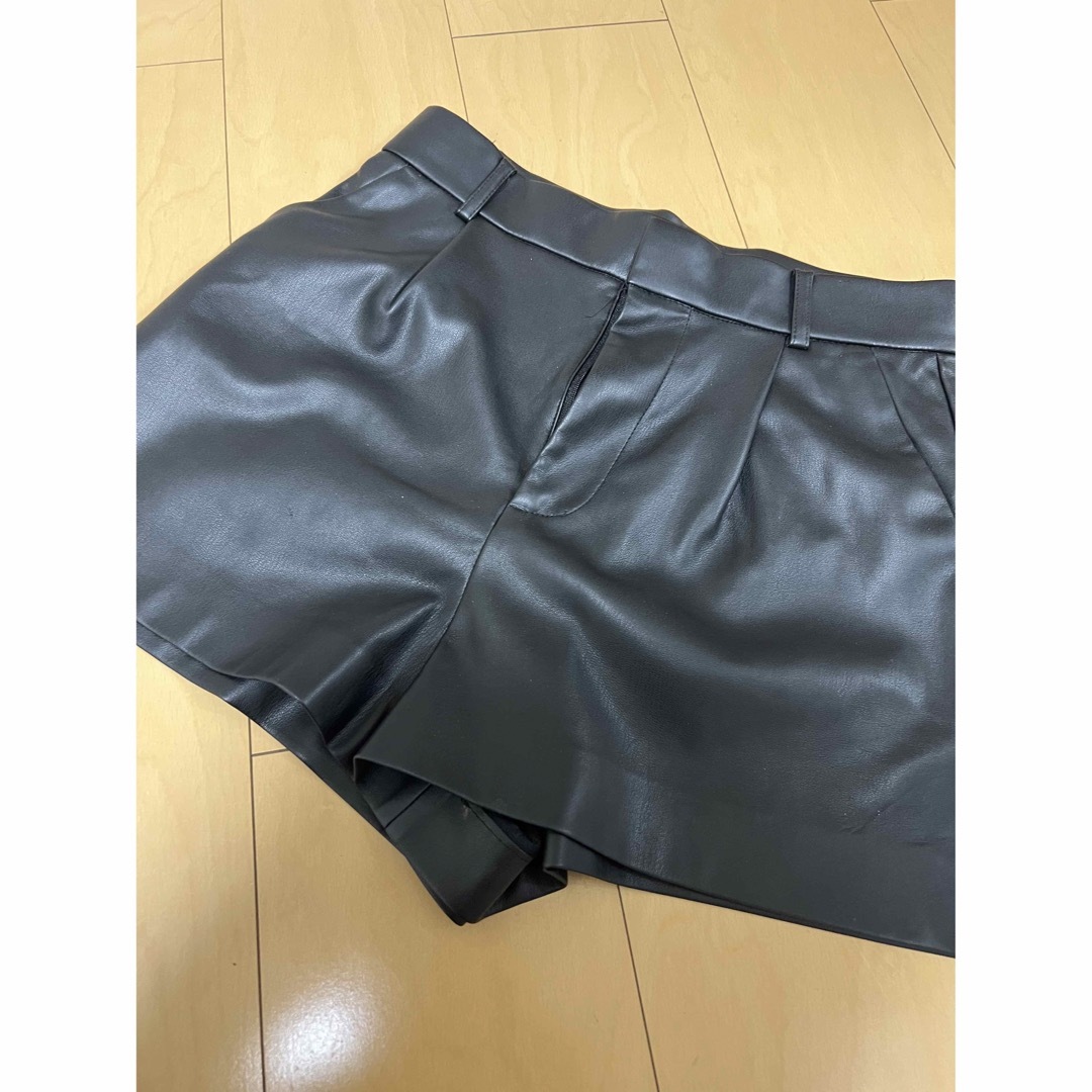 ZARA レザーショートパンツ　xs レディースのパンツ(ショートパンツ)の商品写真