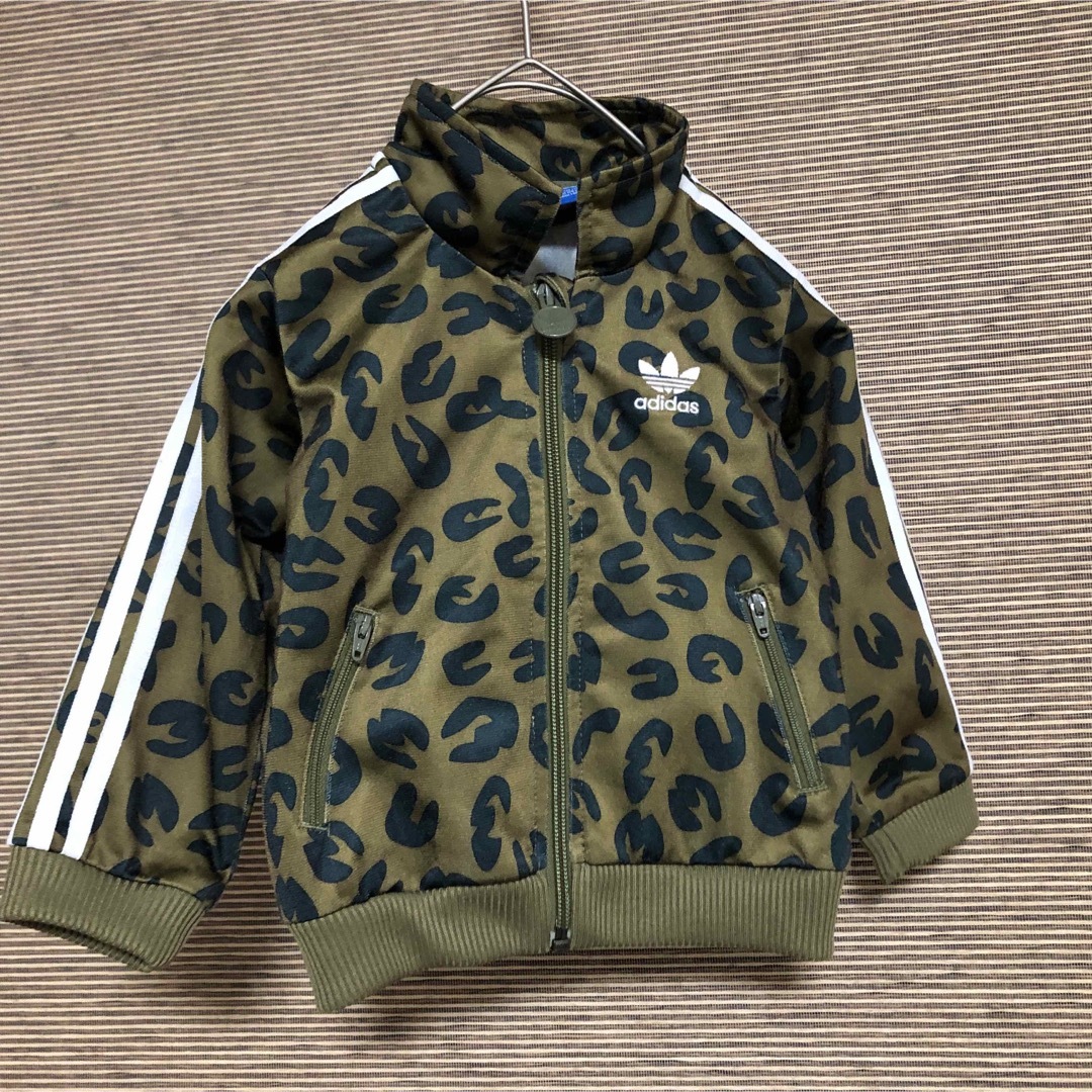 adidas(アディダス)の【アディダス】セットアップ　ファイヤーバード子供80　ヒョウ柄カーキー１ｋ キッズ/ベビー/マタニティのベビー服(~85cm)(その他)の商品写真