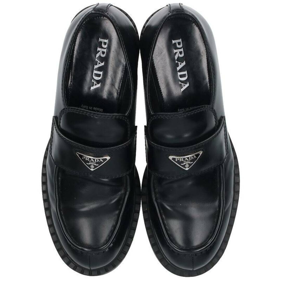 PRADA(プラダ)のプラダ  2DE127 三角プレート付きレザーローファーシューズ メンズ 9.5 メンズの靴/シューズ(その他)の商品写真