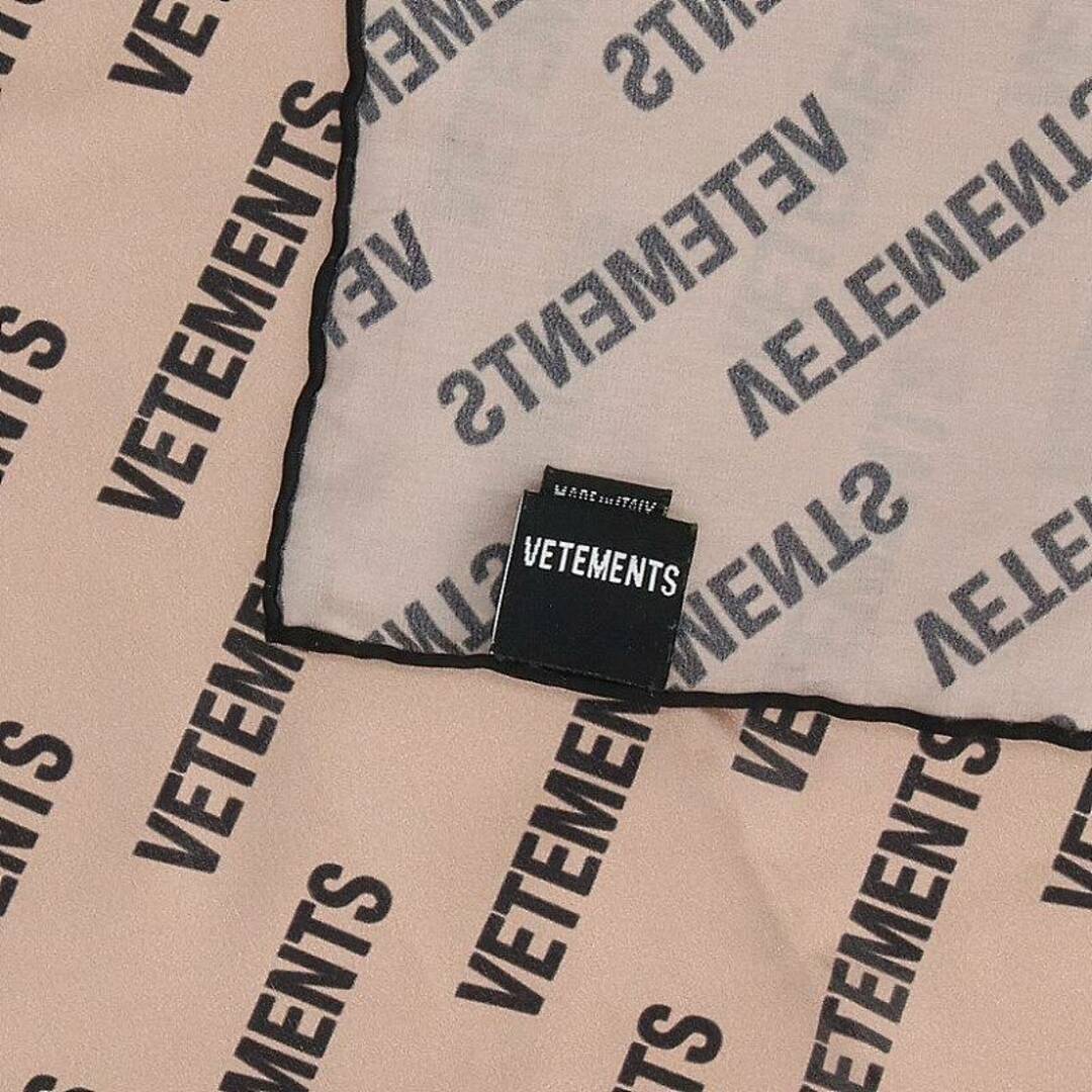 VETEMENTS(ヴェトモン)のヴェトモン ロゴプリントシルクスカーフ メンズ メンズのファッション小物(バンダナ/スカーフ)の商品写真